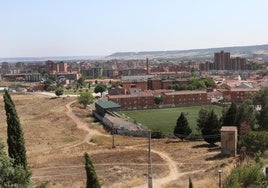 Terrenos en los que se pretende construir el aparcamiento, junto al campo del Otero.