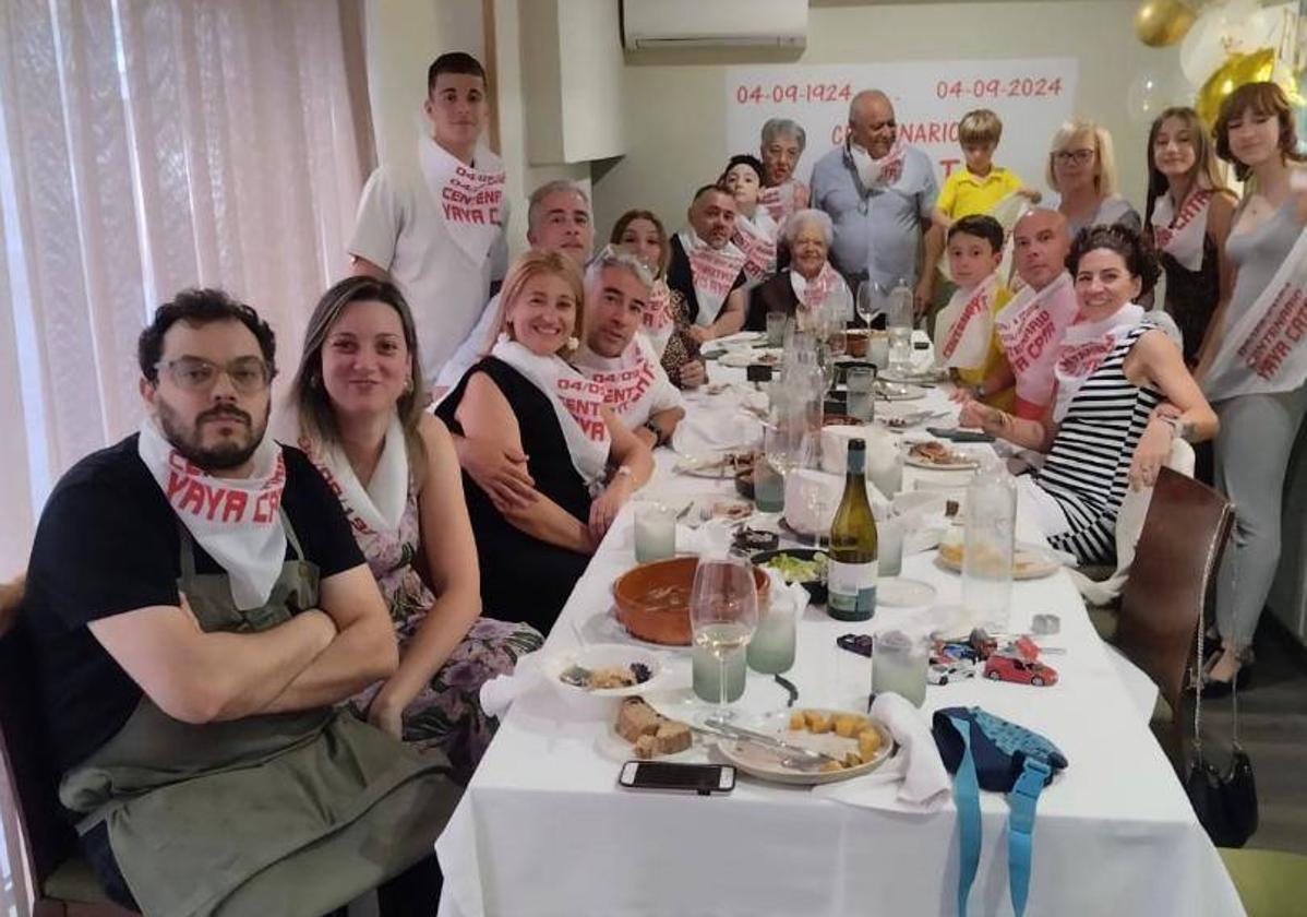 Catalina Toledo, al fondo, durante la celebración de su centenario en el restaurante Terra.