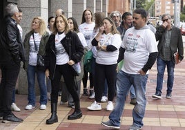 Los representantes de los trabajadores de Bimbo antes de la primera reunión con la empresa sobre el ERE.