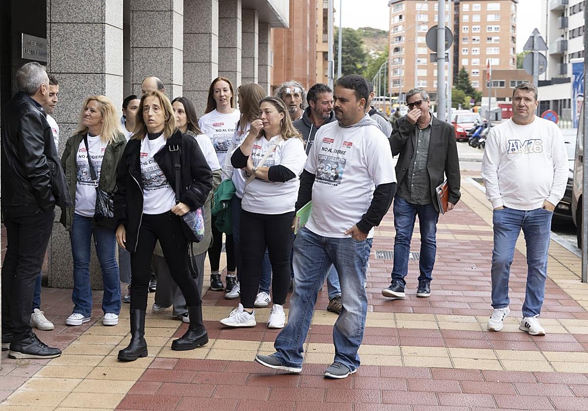 Los representantes de los trabajadores de Bimbo antes de la primera reunión con la empresa sobre el ERE.