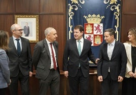 José María Cámara, Antonio Largo, Alfonso Fernández Mañueco, Juan Manuel Corchado y Nuria González, antes de la reunión.