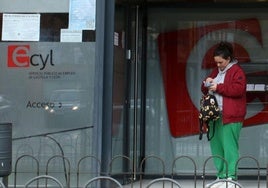 Una mujer a la puerta de la oficina del Ecyl en Segovia.