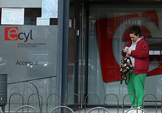 Una mujer a la puerta de la oficina del Ecyl en Segovia.