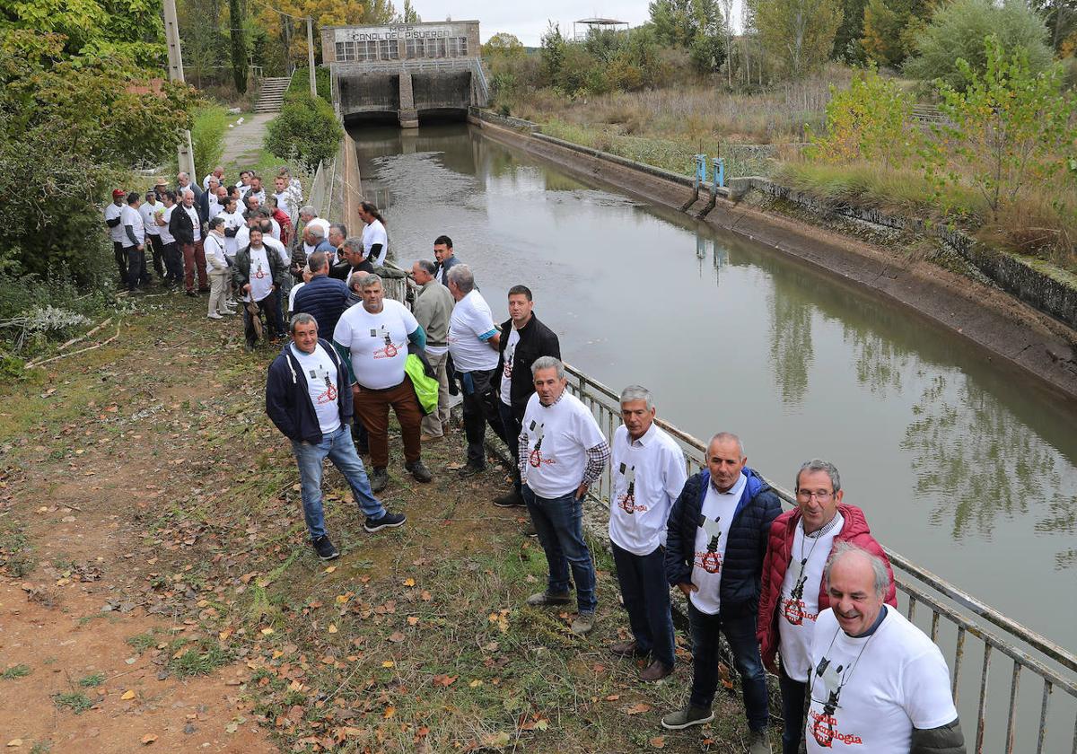 Los regantes de la Comunidad del Canal del Pisuerga protestan en Herrera.