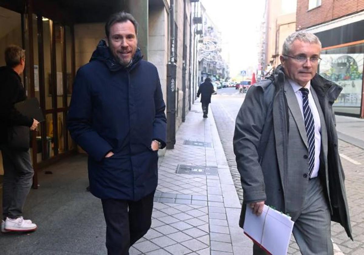 Óscar Puente, junto con su abogado, sale de los juzgados tras ratificar su denuncia en diciembre de 2022.