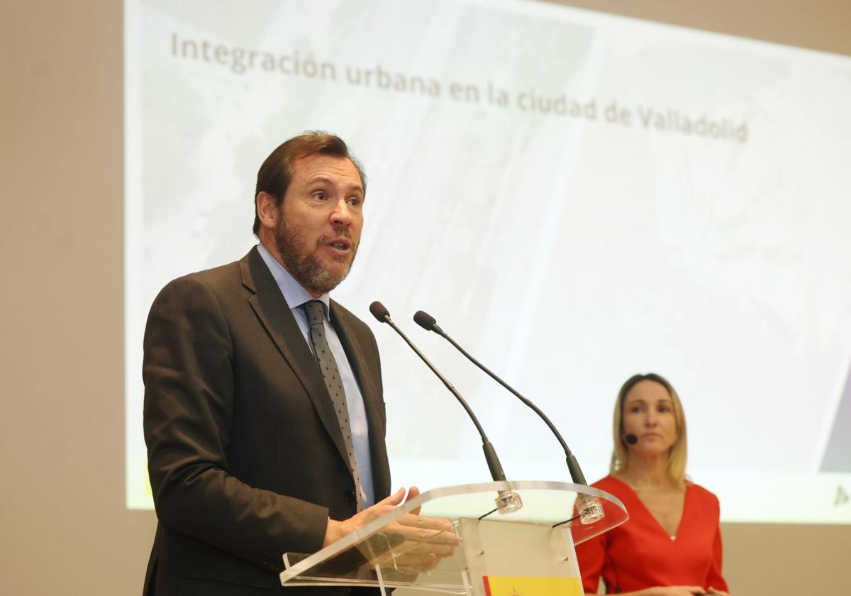 Óscar Puente, ministro de Transportes y Movilidad Sostenible, y Montserrat Rallo, de Adif, durante la presentación de los informes sobre el soterramiento y la integración en febrero en Valladolid.