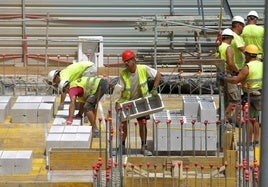 Un grupo de obreros trabaja en la construcción de un edificio.