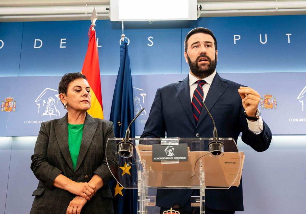 El diputado de EH Bildu Jon Iñarritu y la diputada de EH Bildu en el Congreso, Mertxe Aizpurua, durante una rueda de prensa, ayer en el Congreso de los Diputados.