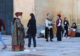 Algunos de los participantes en el ensayo de la recreación histórica en el enlosado de la Catedral.