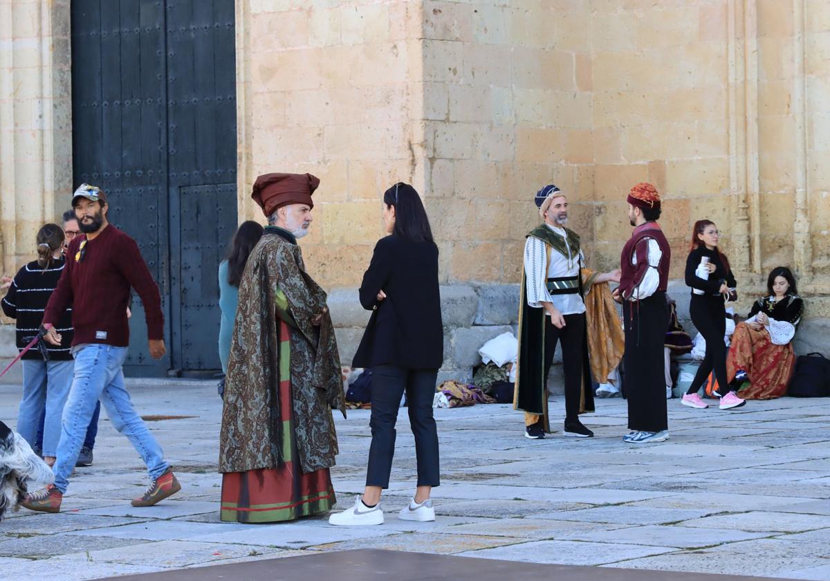 Algunos de los participantes en el ensayo de la recreación histórica en el enlosado de la Catedral.