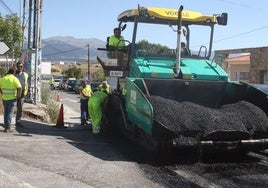 Labores de asfaltado en una calle de la ciudad de Segovia.