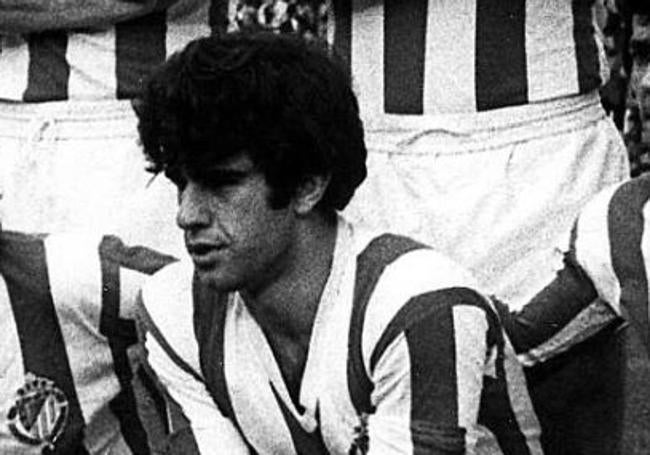 Chus Landáburu, en una alineación del Real Valladolid en la temporada 1976-1977