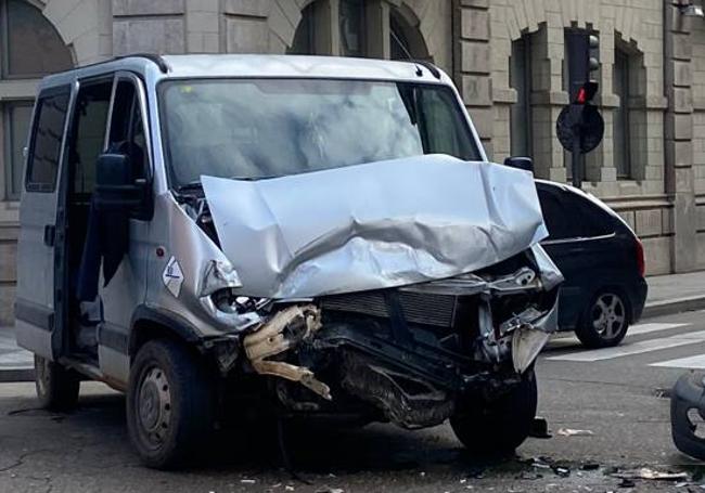 Estado en el que quedó la furgoneta cuando parte de los implicados iban al hospital.