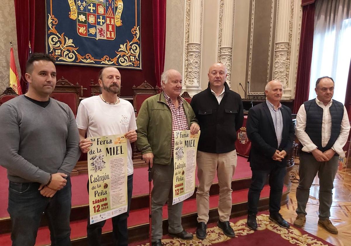 Rubén Laso y Alfonso Vicente, apicultores de Apinorpa, a la izquierda, junto al alcalde de Castrejón de la Peña, Luis Carlos Clemente, y responsables de la Diputación.