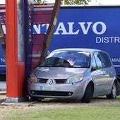 El misterioso coche accidentado en la rotonda de acceso al Equinoccio