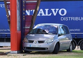 El vehículo estampado en la rotonda de Zaratán desde el lunes.
