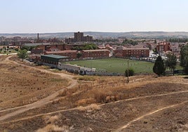Terrenos en los que se pretende construir el aparcamiento, junto al campo del Otero.