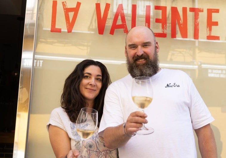 Lucía Huergo y Ángel Alba 'Lolo', propietarios de la taberna La Valiente, brindan con un vino blanco.