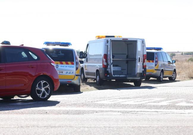 La imagen tomada por el fotógrafo desde la finca donde ocurrió el accidente y que muestra el furgón forense estacionado al otro lado de la calzada.