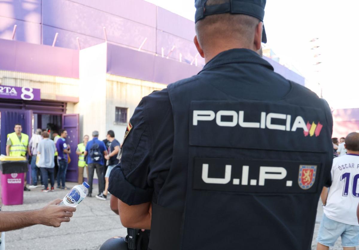 Imagen de archivo de un agente de la UIP de la Policía Nacional en el estadio José Zorrilla.