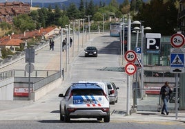 Varios coches circulan junto a la salida y entrada al parking de Padre Claret.