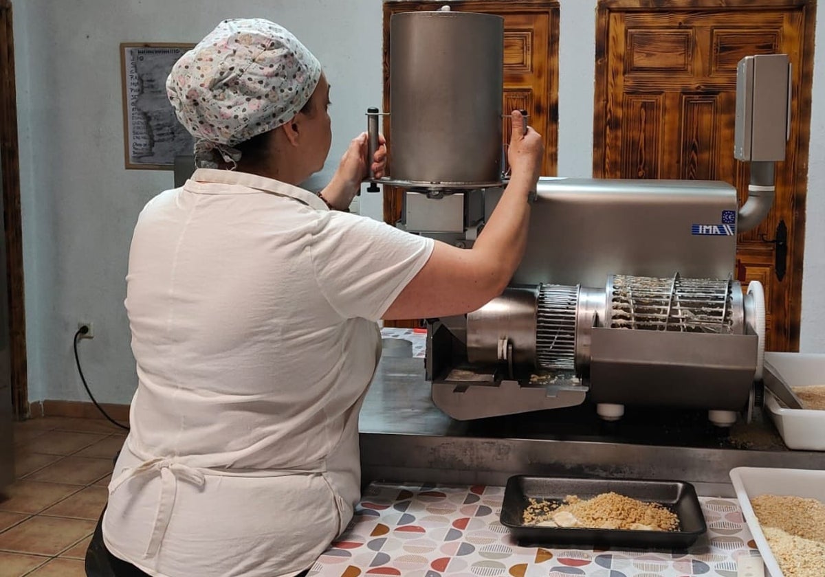 María José González trabajando en el obrador de Pozaldez