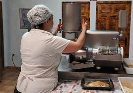 María José González trabajando en el obrador de Pozaldez