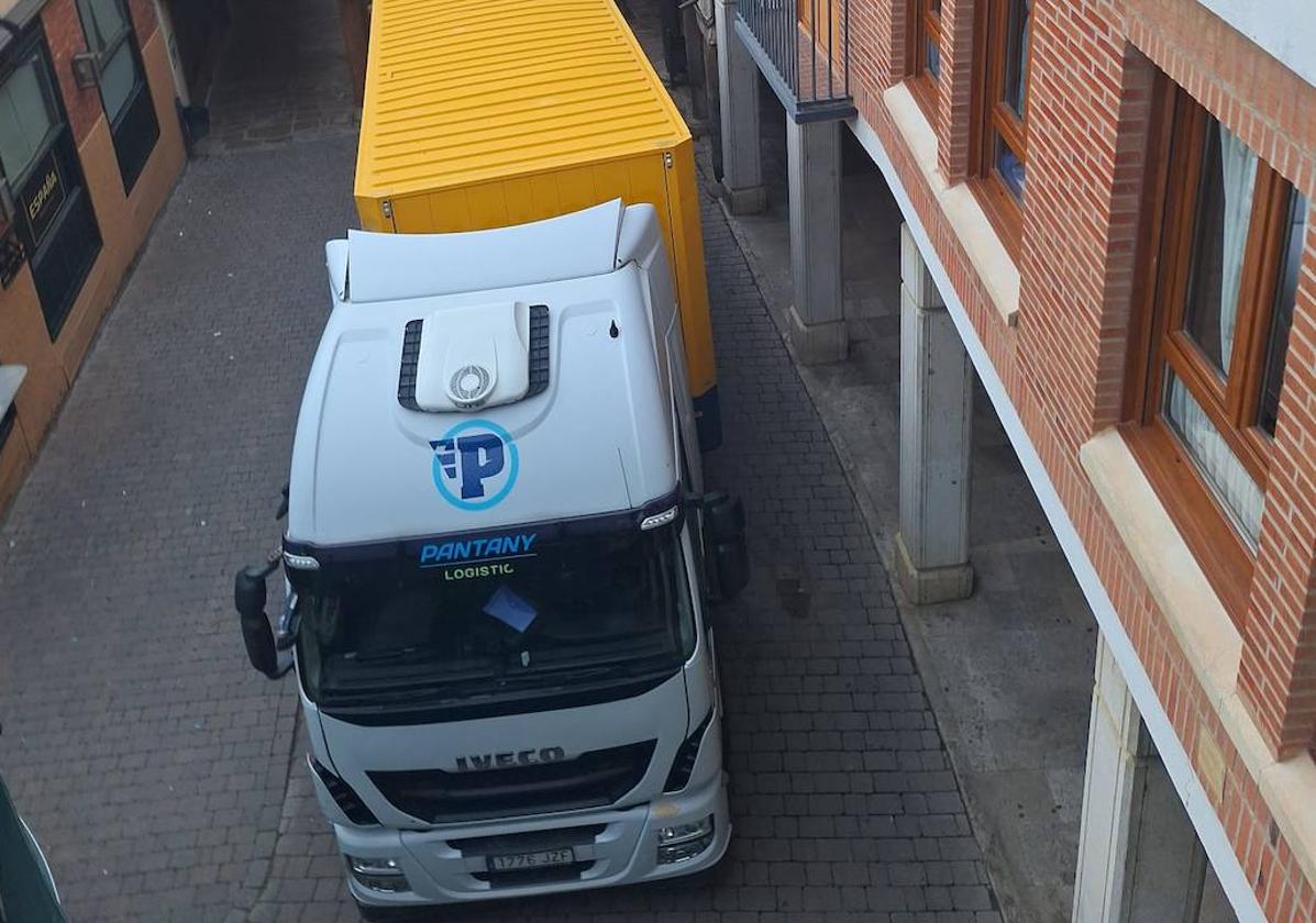 Un tráiler queda encajado en la calle Mayor de Rioseco tras seguir indicaciones del GPS