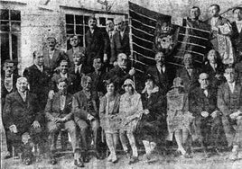 Miembros de la Colonia Zamorana de Valladolid, con la Seña Bermeja, en 1929.