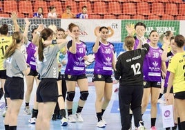 Jugadoras de uno y otro equipo se saludan en el centro dela pista.