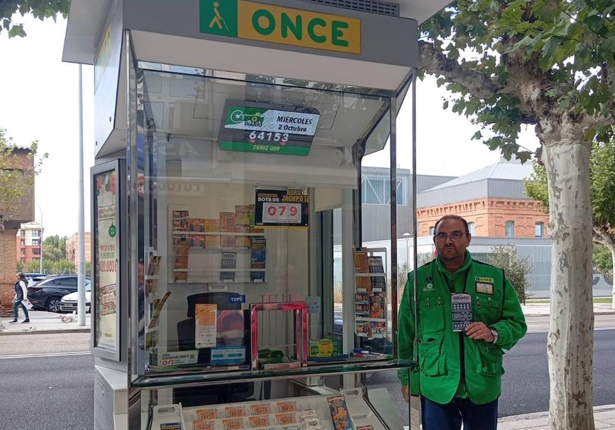 Rafael Cítores Pobes, junto a su quiosco, frente a Lecràc.