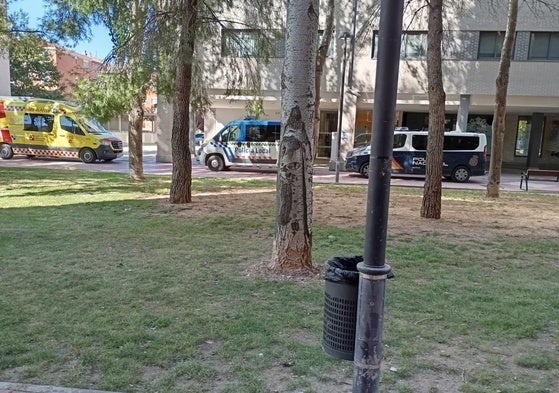 Imagen de otra intervención de Emergencias en el portal en el que ha ocurrido el suceso en Aranda.