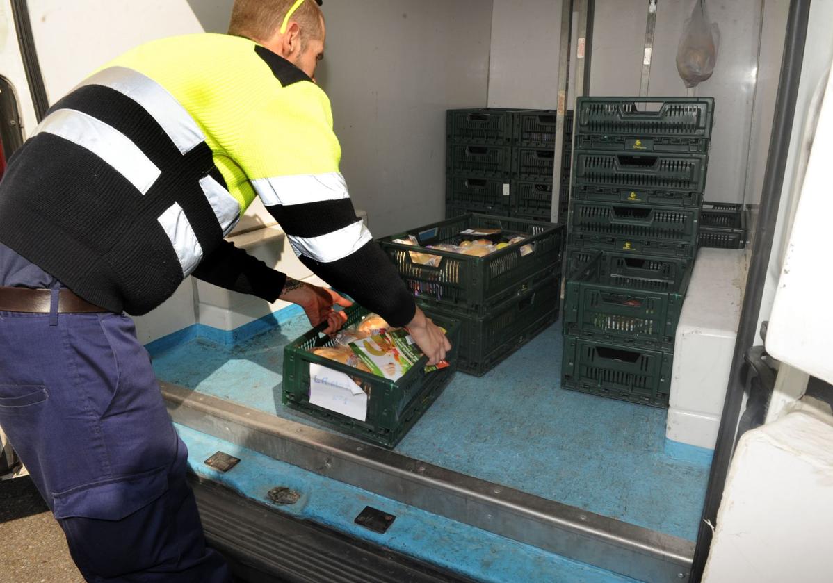 Un trabajador de ayuda a domicilio de Medina del Campo durante el reparto de alimentos a personas mayores, en una imagen de archivo.