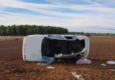 Trasladado en helicóptero un varón tras volcar su turismo en un pueblo de León