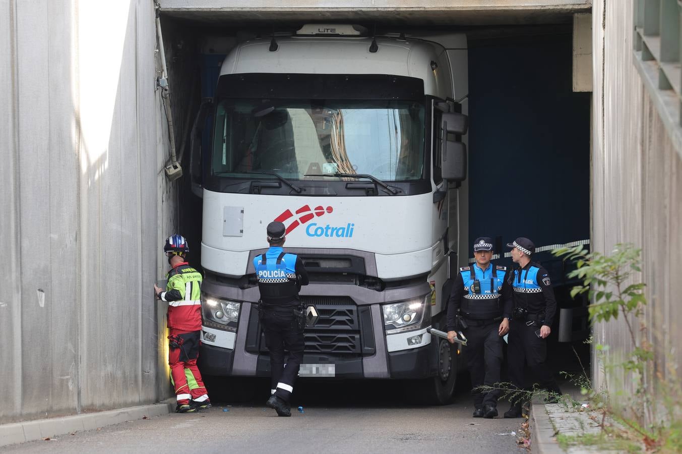 Un camión se atasca en el centro de Palencia