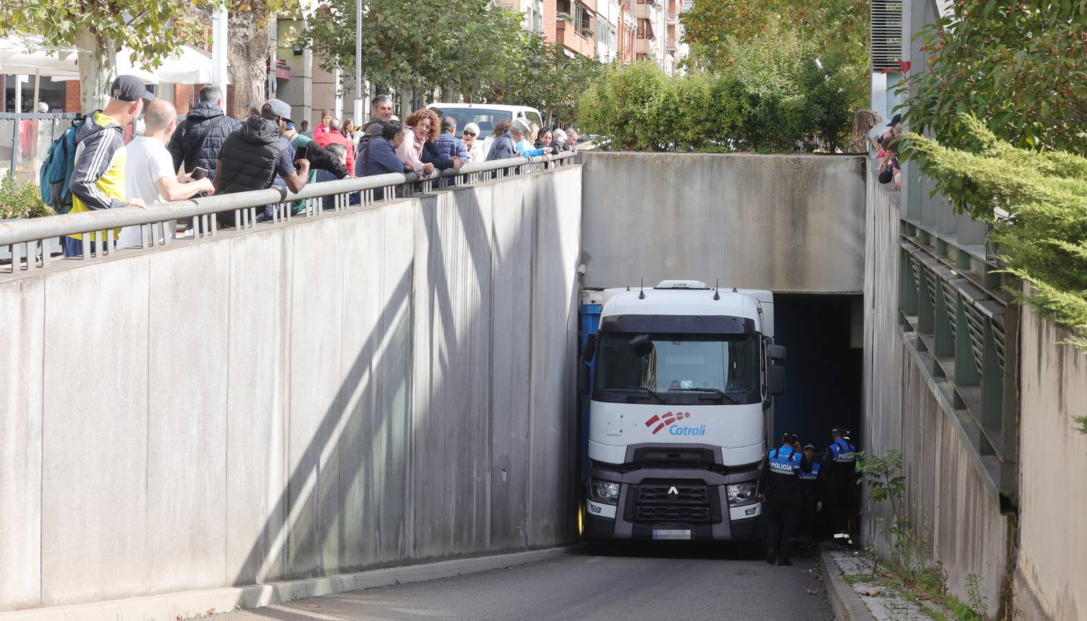 Un camión se atasca en el centro de Palencia