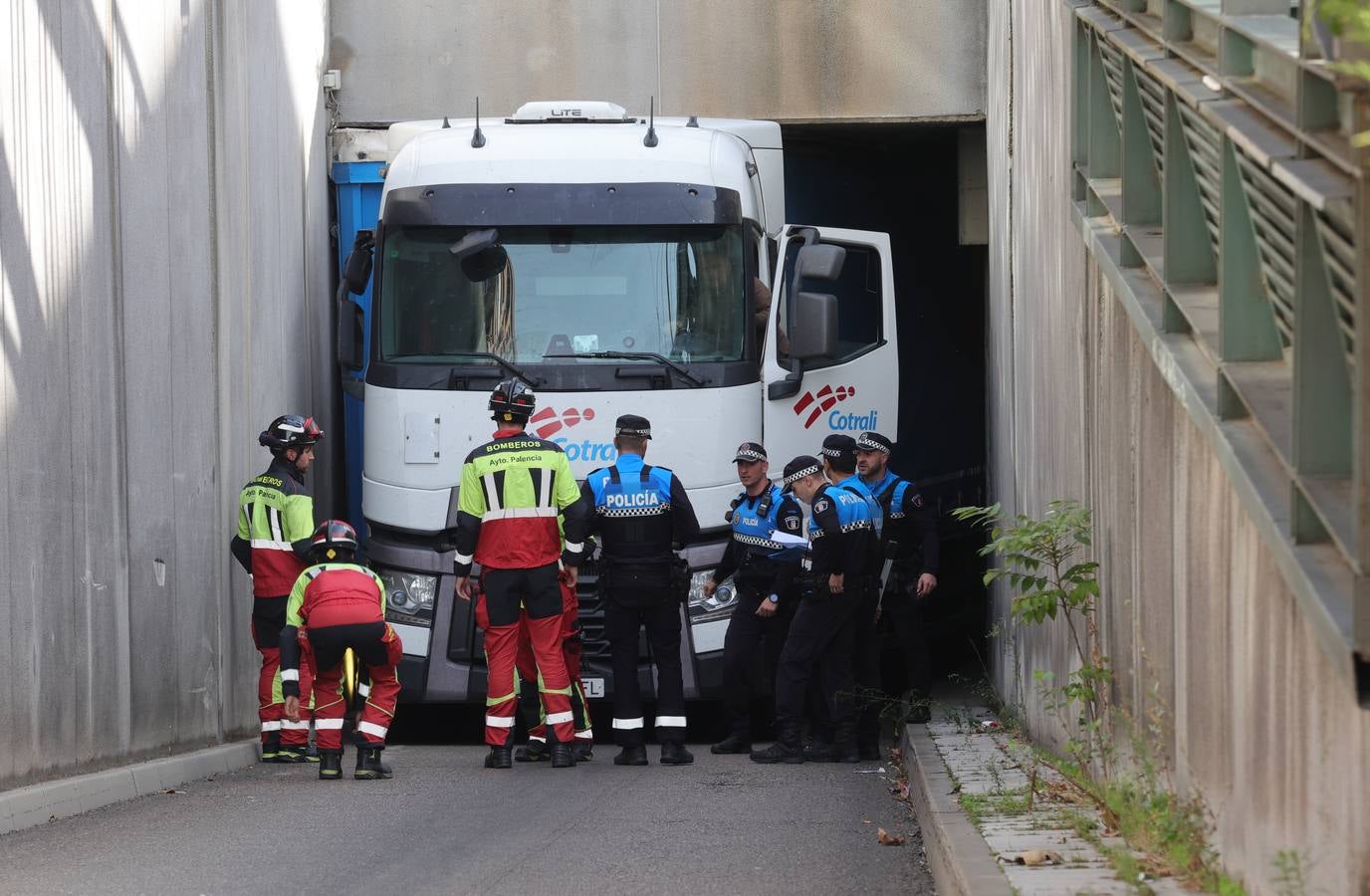 Un camión se atasca en el centro de Palencia