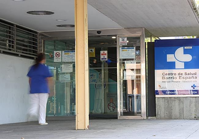 Una trabajadora entra en el centro de salud del Barrio España, en Valladolid.