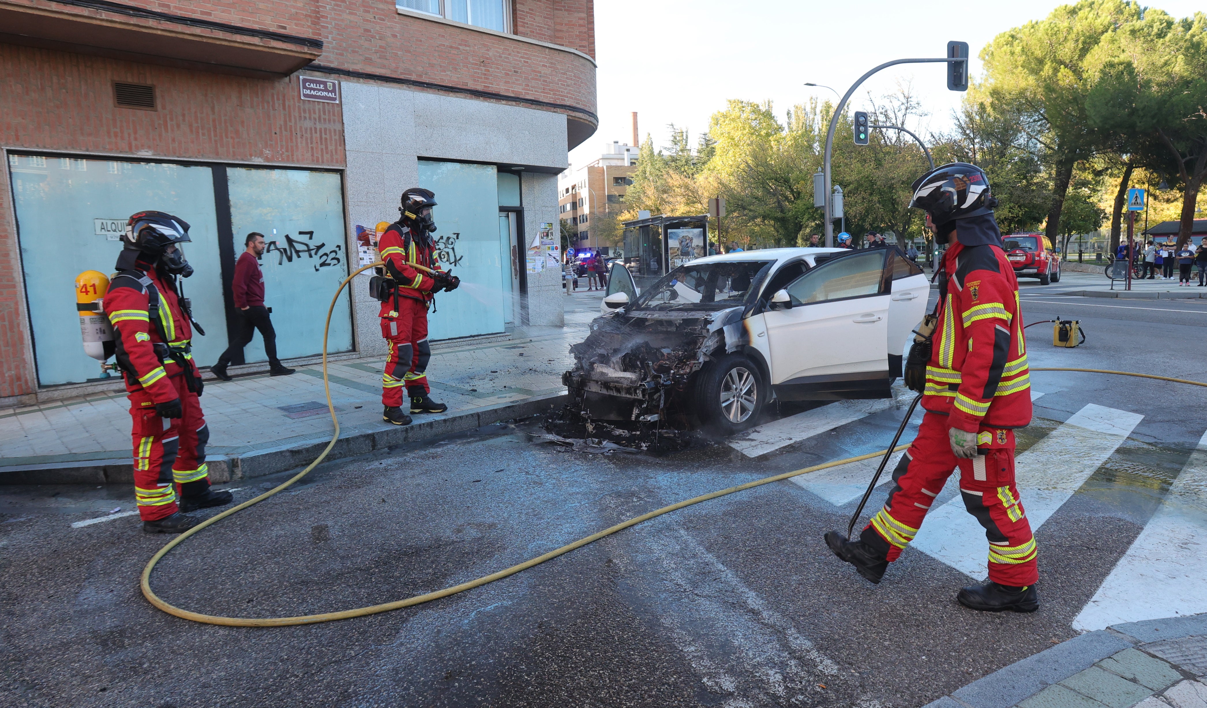 Las llamas devoran un coche en Palencia