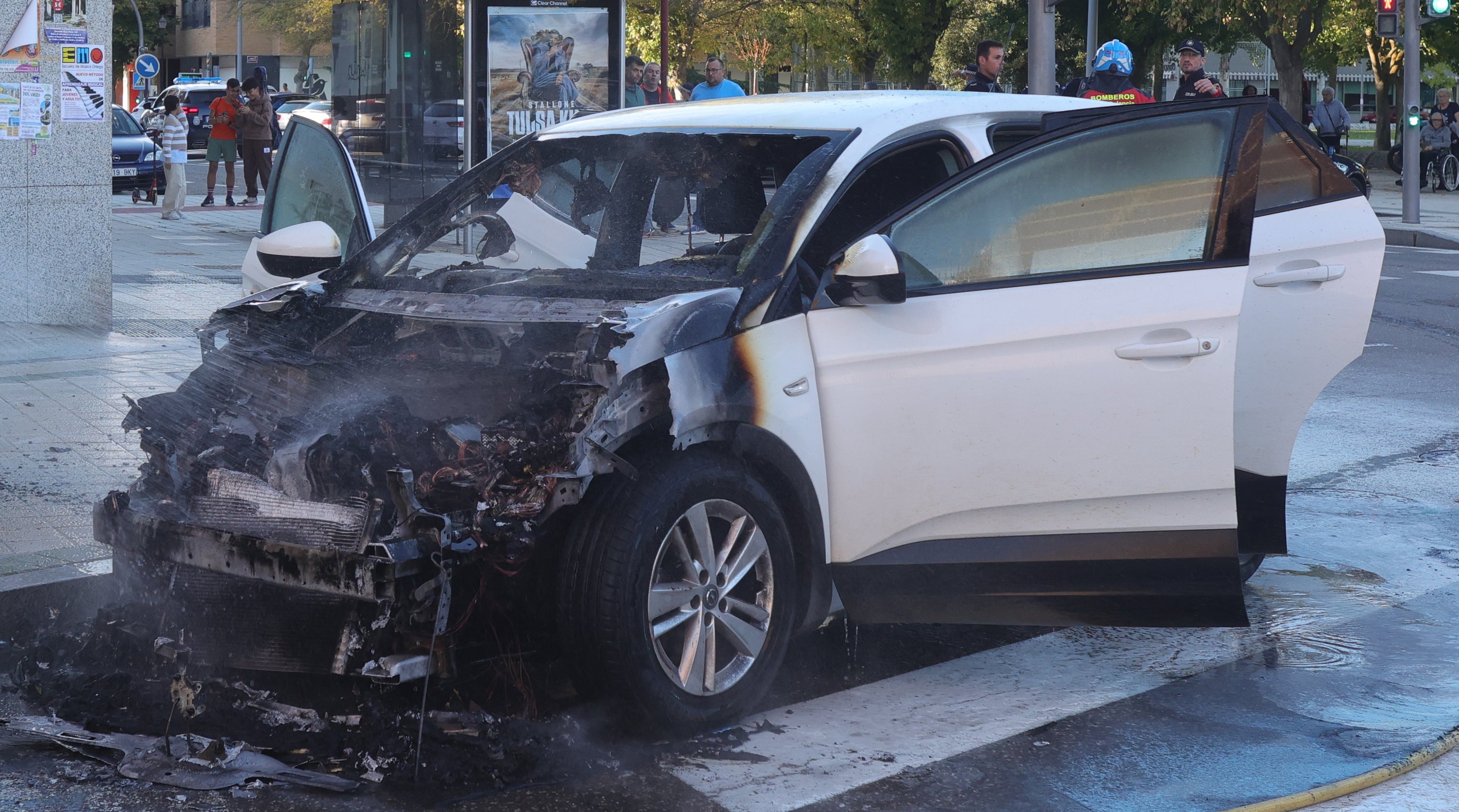 Las llamas devoran un coche en Palencia