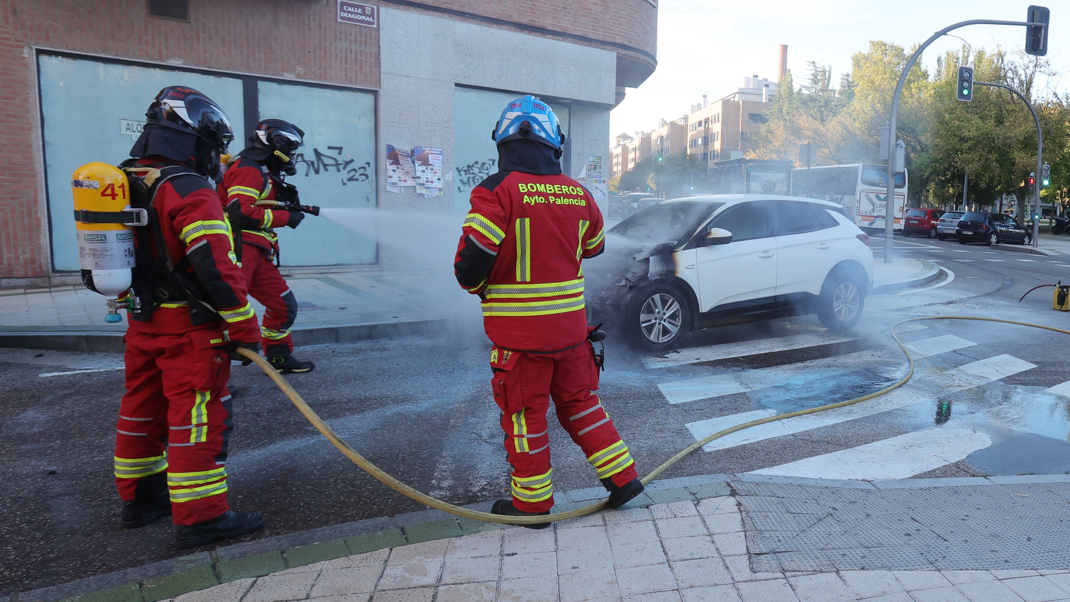 Las llamas devoran un coche en Palencia
