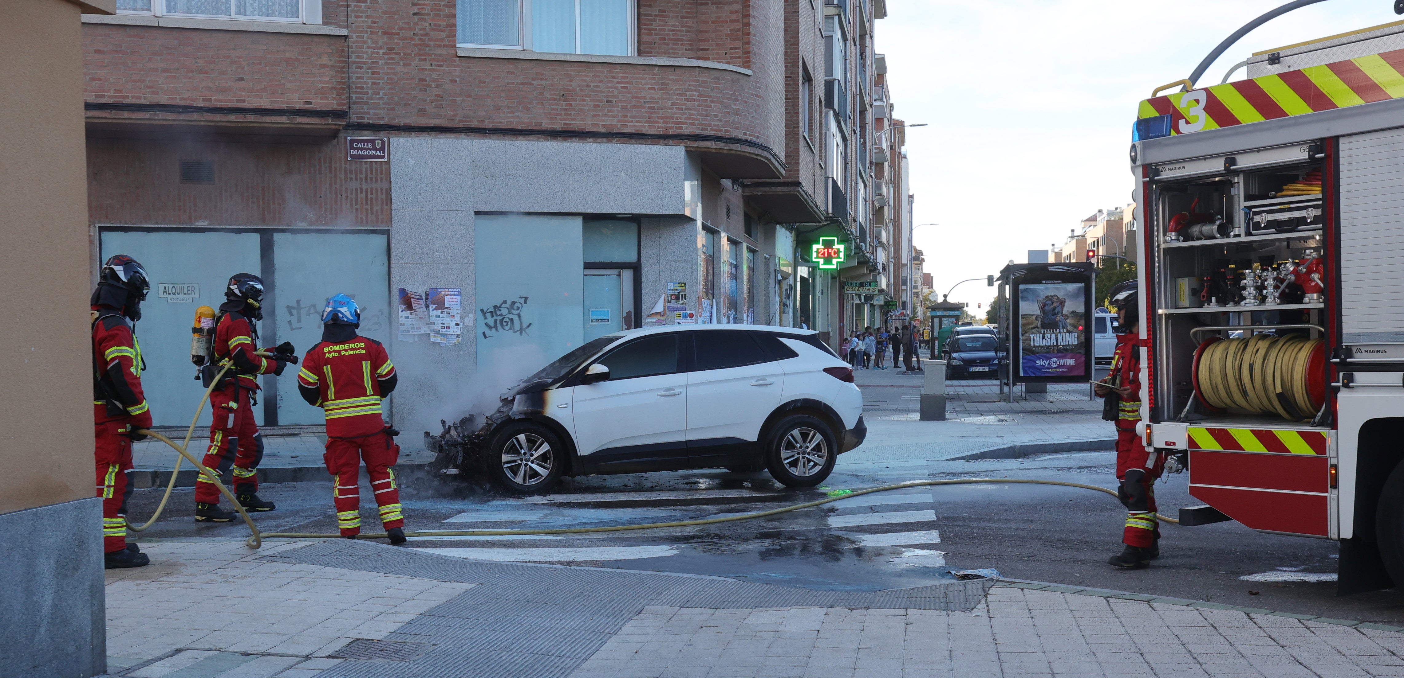 Las llamas devoran un coche en Palencia