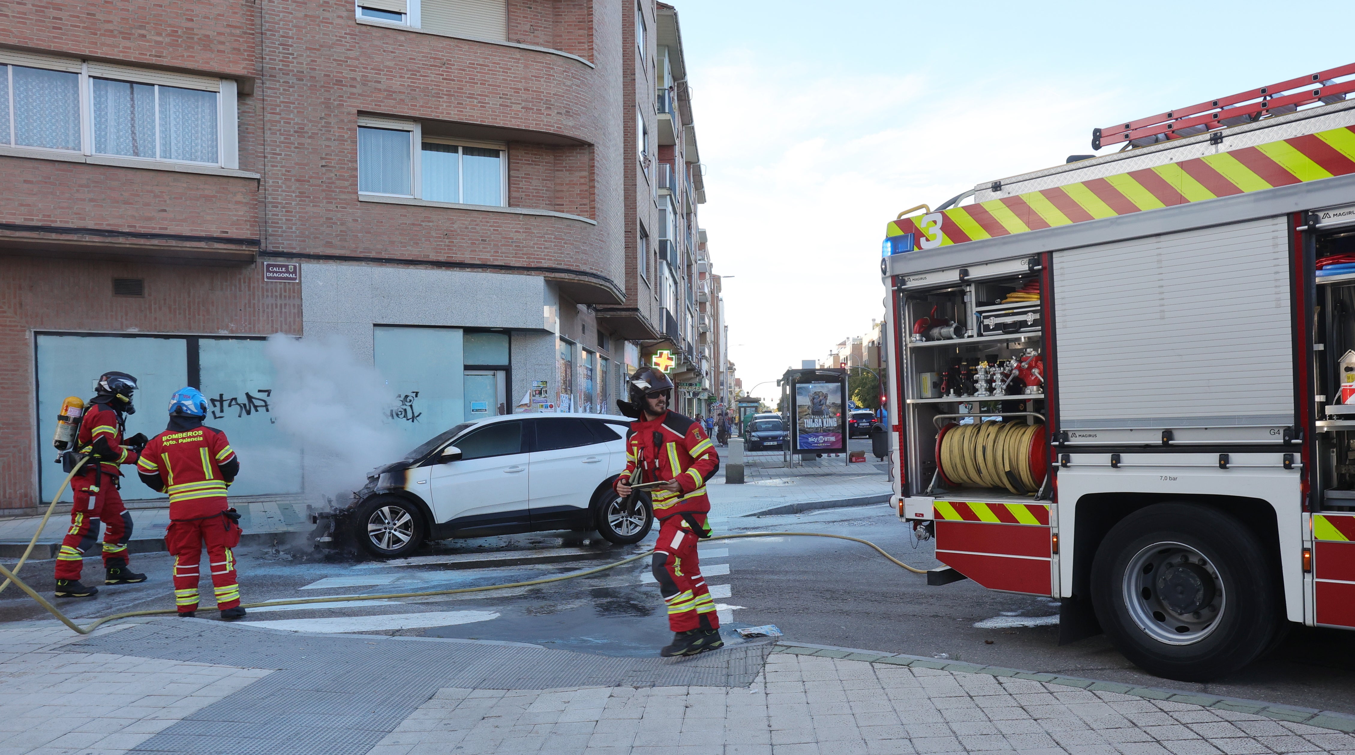 Las llamas devoran un coche en Palencia