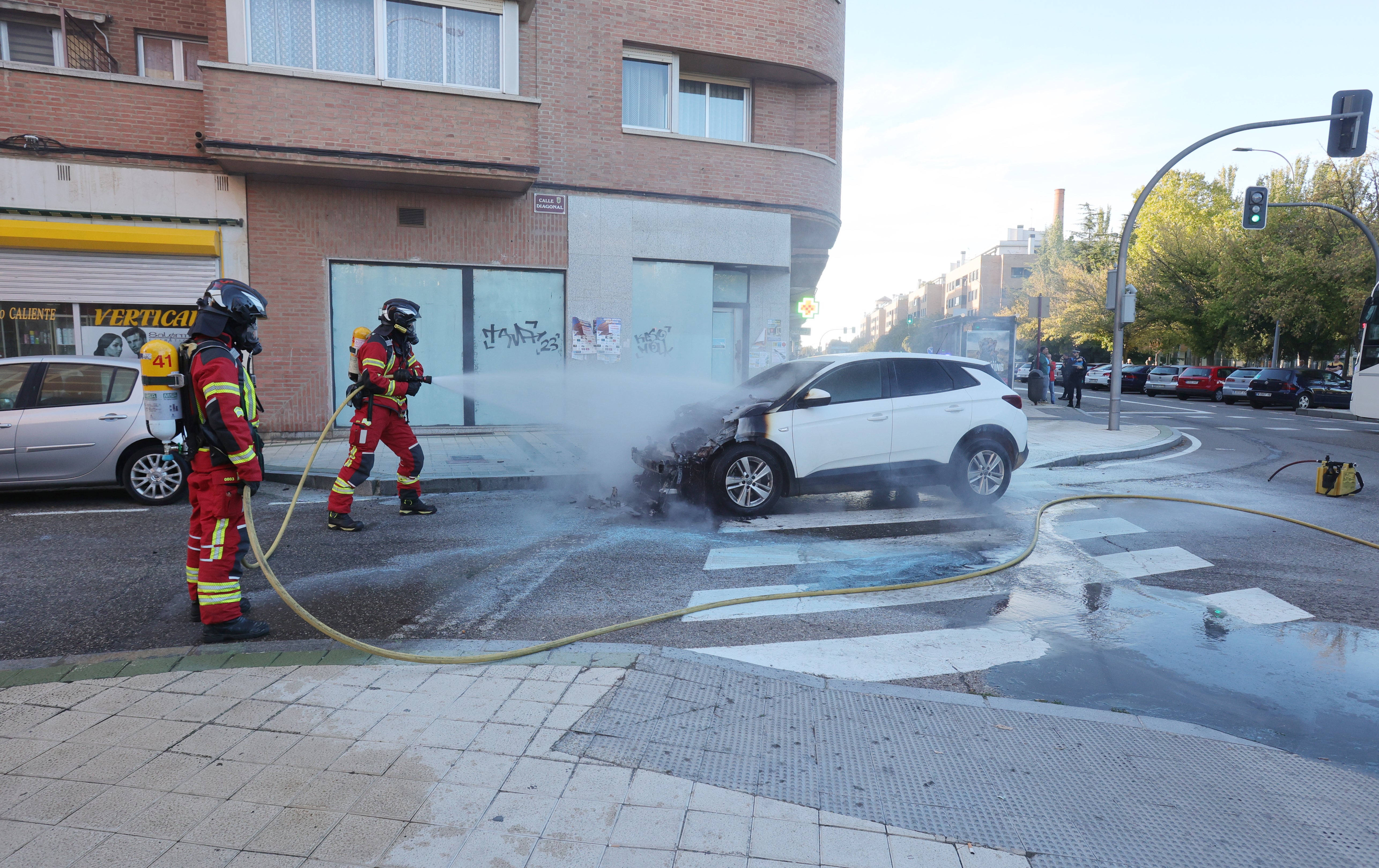 Las llamas devoran un coche en Palencia