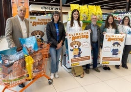 Responsables de Gadis y d elas protectoras de animales en la presentación de la campaña.