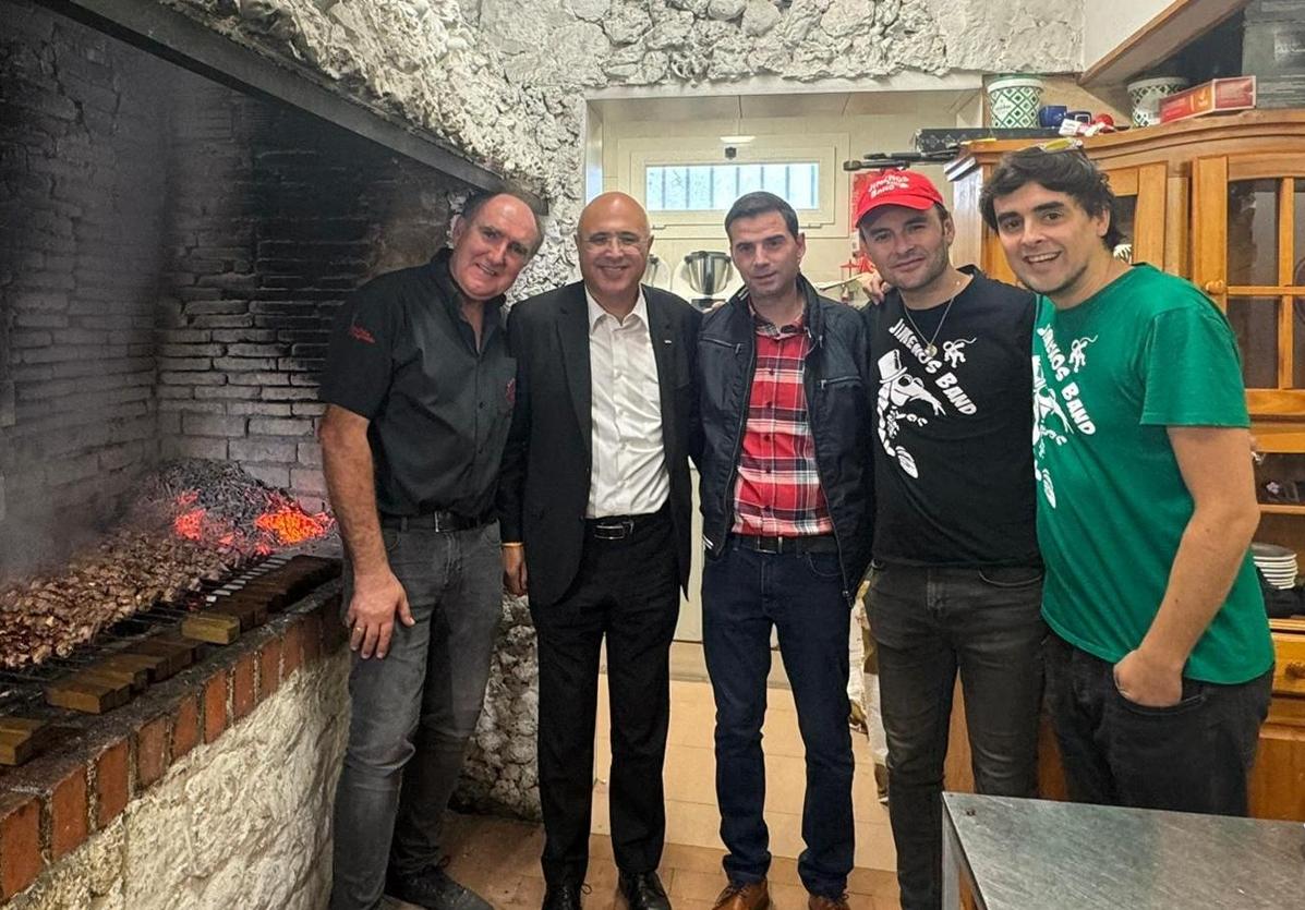 El subdelegado, Jacinto Canales (segundo por la izquierda), junto al alcalde de Traspinedo, integrantes de Jimeno's Band y un hostelero.