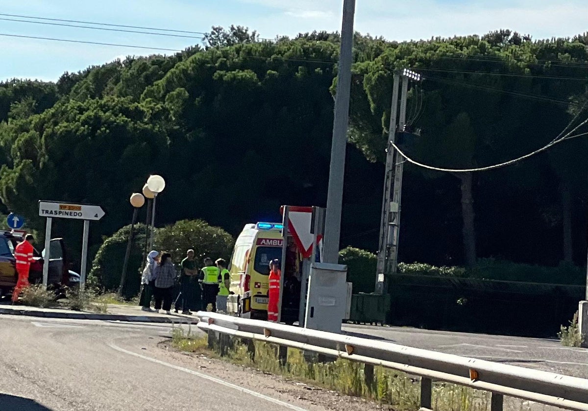 La ambulancia que ha acudido a prestar atención sanitaria estacionada en el aparcamiento del Restaurante La Maña.