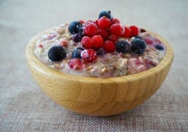 Porridge de avena y frutos rojos