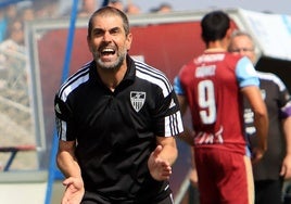 Ramsés anima a sus jugadores en un encuentro en La Albuera.