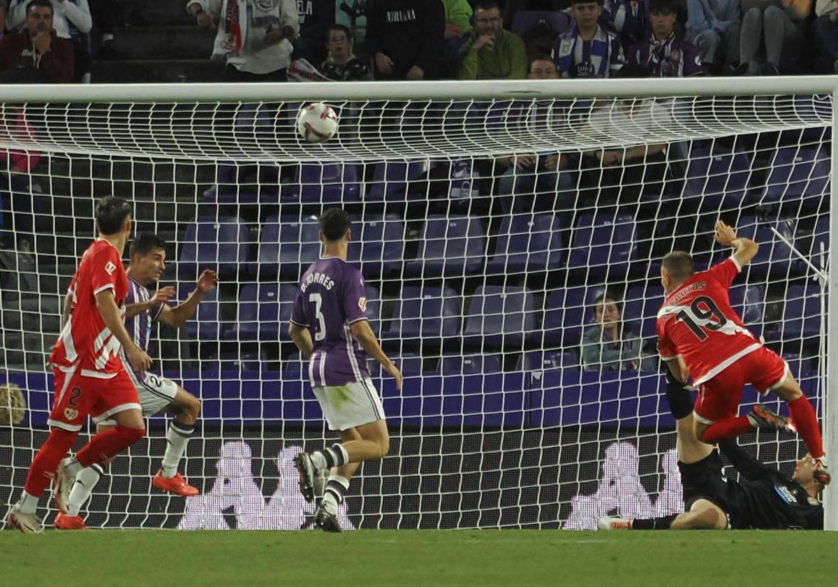 Jorge de Frutos marca el 2-1 para el Rayo Vallecano este sábado en Zorrilla.